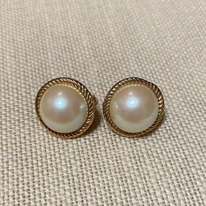 Elegant vintage Gold and Cream clip on Earrings
